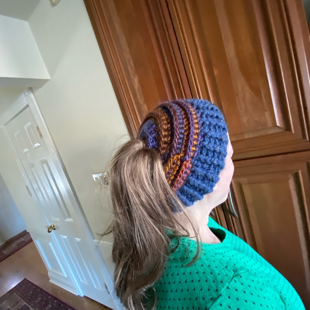 NEW Lovely  hand knit ponytail beanie hat, OS